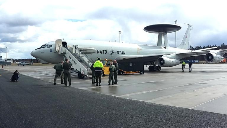 Die AWACS-Maschine nach der Landung in der Ämari AirBase. Die AWACS-Maschine nach der Landung in der Ämari AirBase.