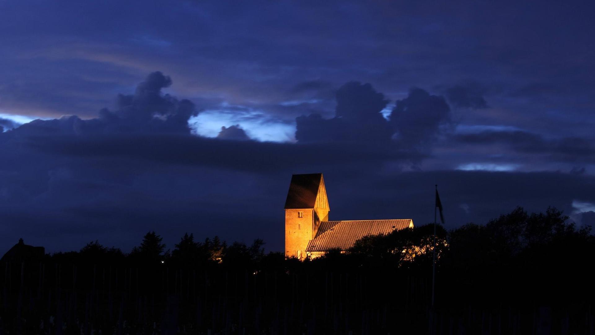Die Kirche St. Severin in Keitum auf der Nordseeinsel Sylt in der Abenddämmerung. Die Kirche St. Severin in Keitum auf der Nordseeinsel Sylt in der Abenddämmerung.