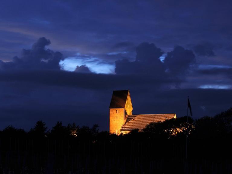 Die Kirche St. Severin in Keitum auf der Nordseeinsel Sylt in der Abenddämmerung.