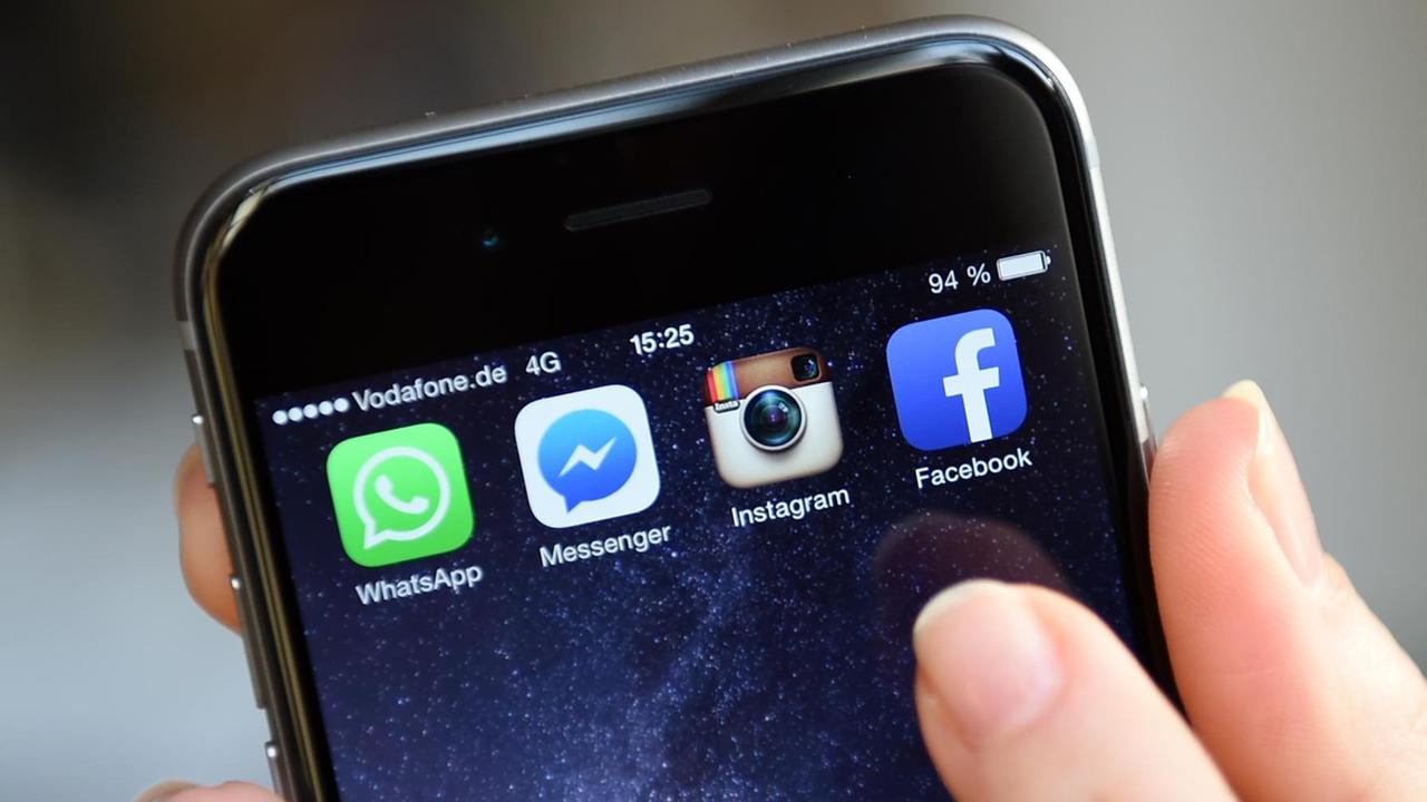 ILLUSTRATION - Auf dem Display eines iphone 6 werden am 20.03.2015 die Symbole der Apps "Facebook", "WhatsApp", "Instagram" und "Messenger" angezeigt. Foto: Britta Pedersen | Verwendung weltweit ILLUSTRATION - Auf dem Display eines iphone 6 werden am 20.03.2015 die Symbole der Apps "Facebook", "WhatsApp", "Instagram" und "Messenger" angezeigt. Foto: Britta Pedersen | Verwendung weltweit