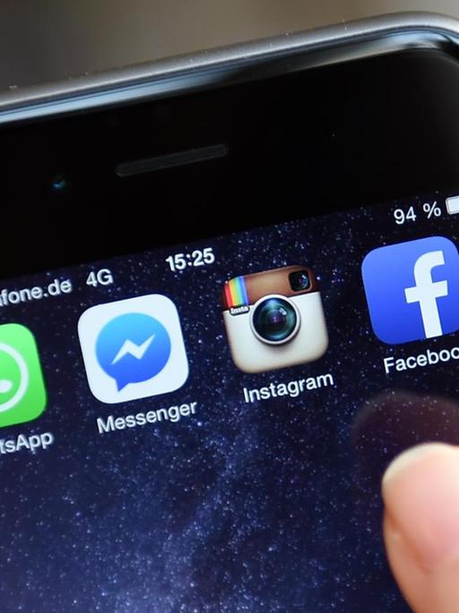 ILLUSTRATION - Auf dem Display eines iphone 6 werden am 20.03.2015 die Symbole der Apps "Facebook", "WhatsApp", "Instagram" und "Messenger" angezeigt. Foto: Britta Pedersen | Verwendung weltweit