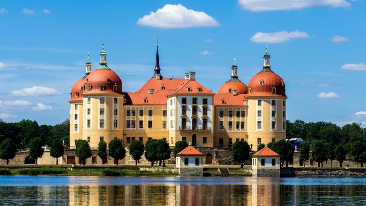 Bei blauem Himmel ziehen Wolken über das Schloss Moritzburg. Bei blauem Himmel ziehen Wolken über das Schloss Moritzburg.