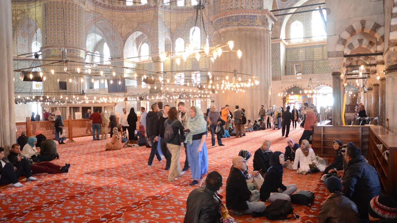 Die Sultan-Ahmed-Moschee von innen. Die Sultan-Ahmed-Moschee von innen.