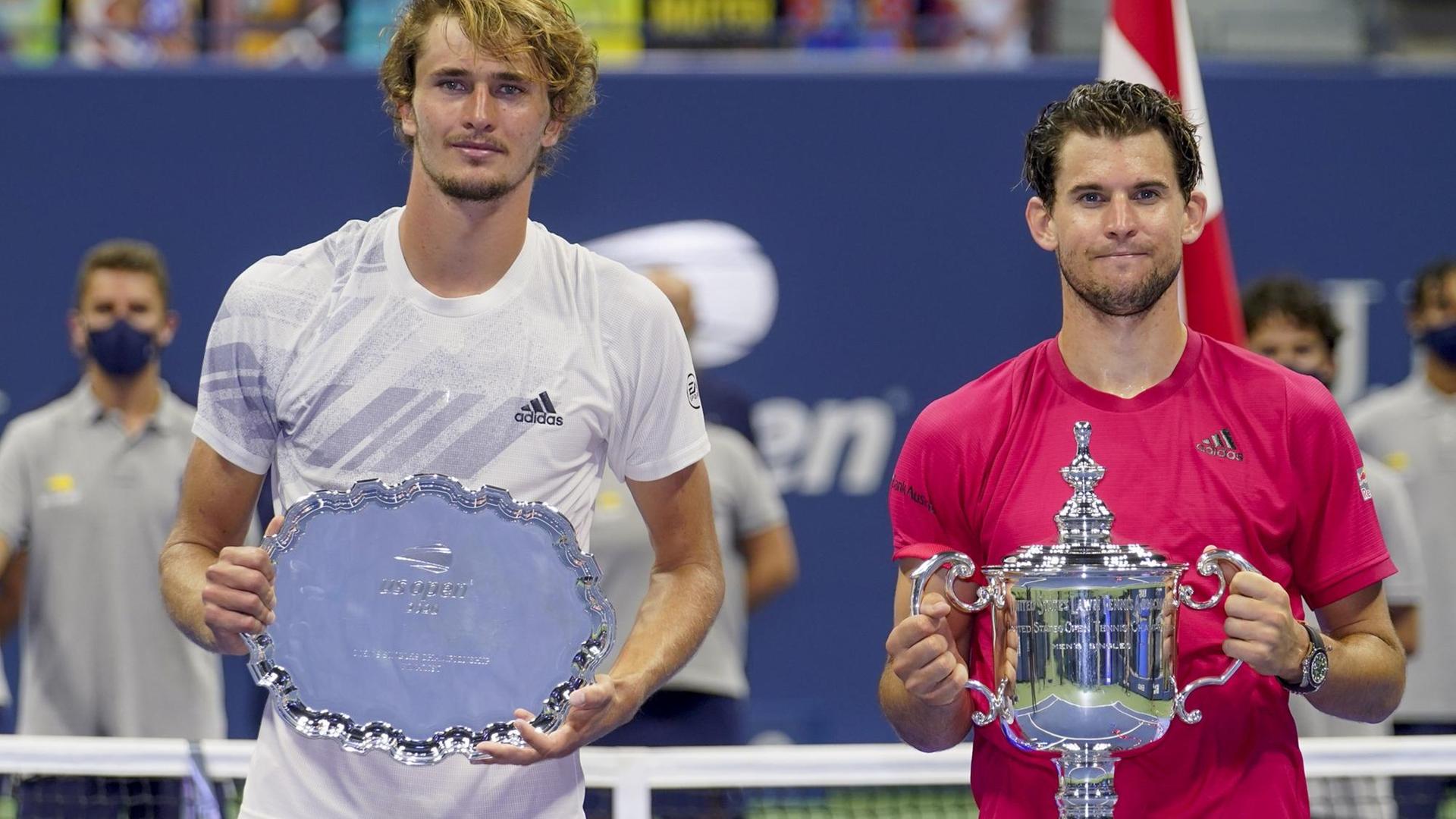 Alexander Zverev (links ) und Dominic Thiem (rechts) halten ihre Preise hoch. Alexander Zverev (links ) und Dominic Thiem (rechts) halten ihre Preise hoch.
