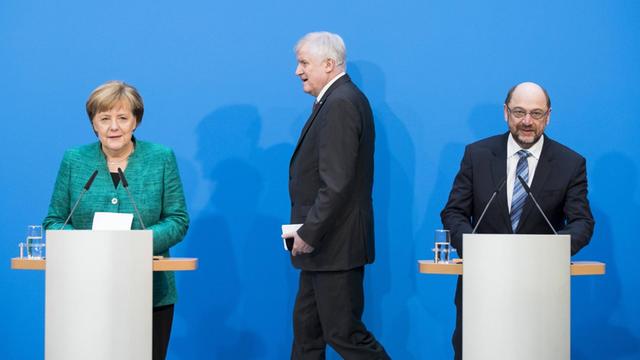Angela Merkel, Horst Seehofer und Martin Schulz kommen zu einer Pressekonferenz zur Ankuendigung des Erreichten Kompromiss beim Koalitionsvertrag in der CDU-Bundesparteizentrale Konrad-Adenauer-Haus in Berlin am 7. Februar 2018 an. Koalitionsverhandlungen in Berlin ***