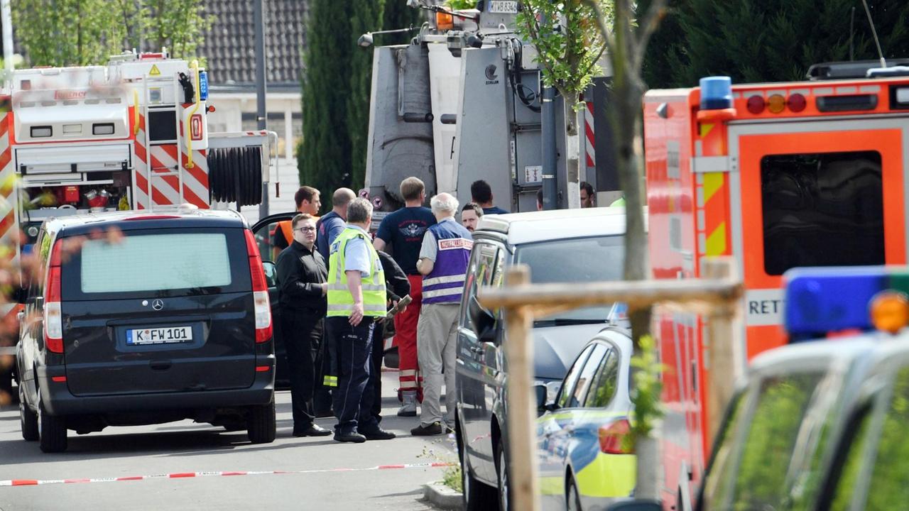 Rettungsfahrzeuge stehen an der Unfallstelle, hinten der Mülltransporter Rettungsfahrzeuge stehen an der Unfallstelle, hinten der Mülltransporter