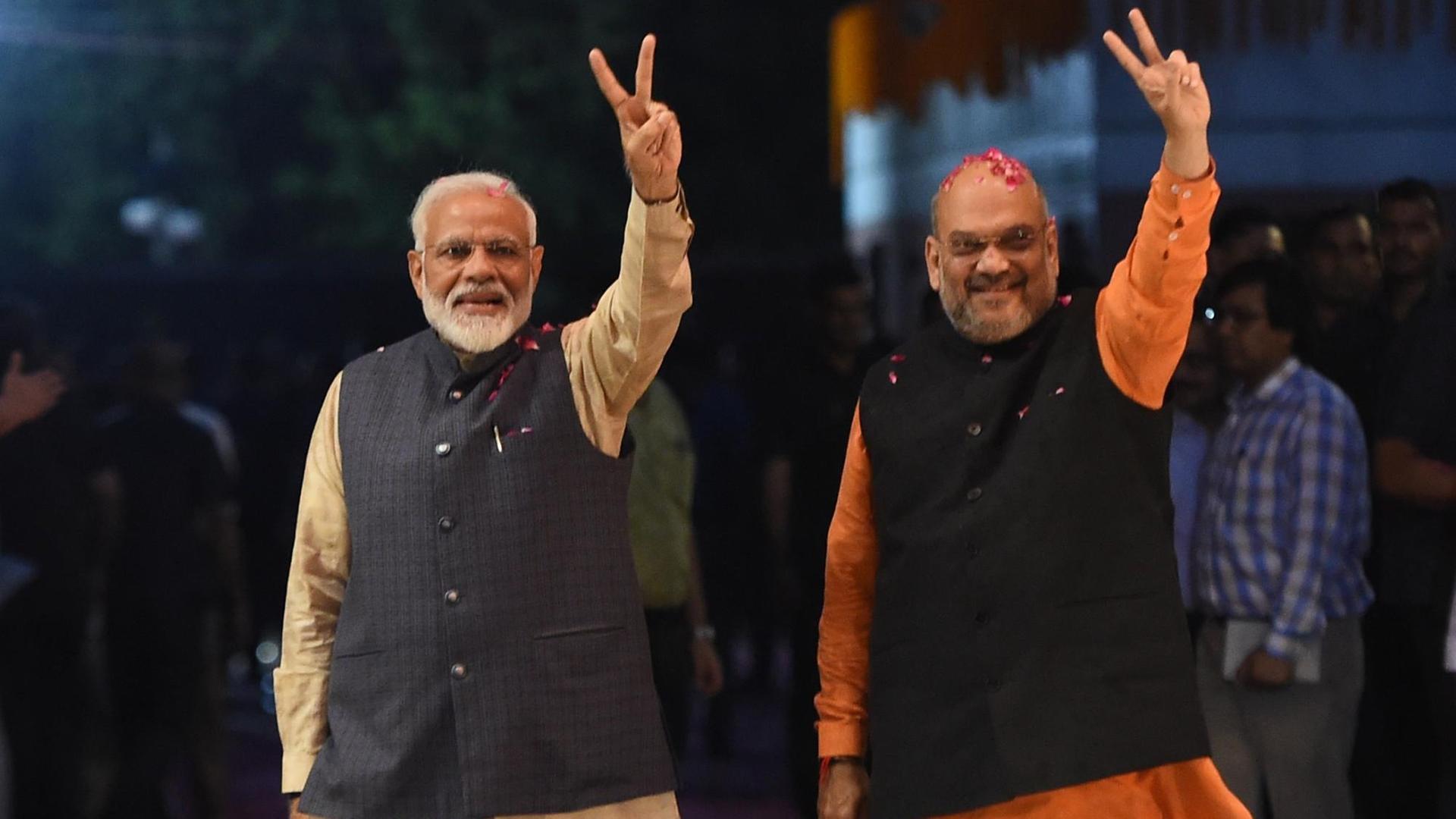 Premierminister Narendra Modi (L) und der Präsident der regierenden Bharatiya Janata Partei Premierminister Narendra Modi (L) und der Präsident der regierenden Bharatiya Janata Partei
