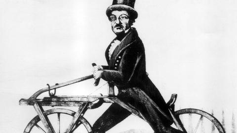Historische Darstellung des hölzernen Laufrads Draisine, konstruiert 1817 von dem Erfinder Karl Friedrich Freiherr von Drais von Sauerbronn (1785-1851).