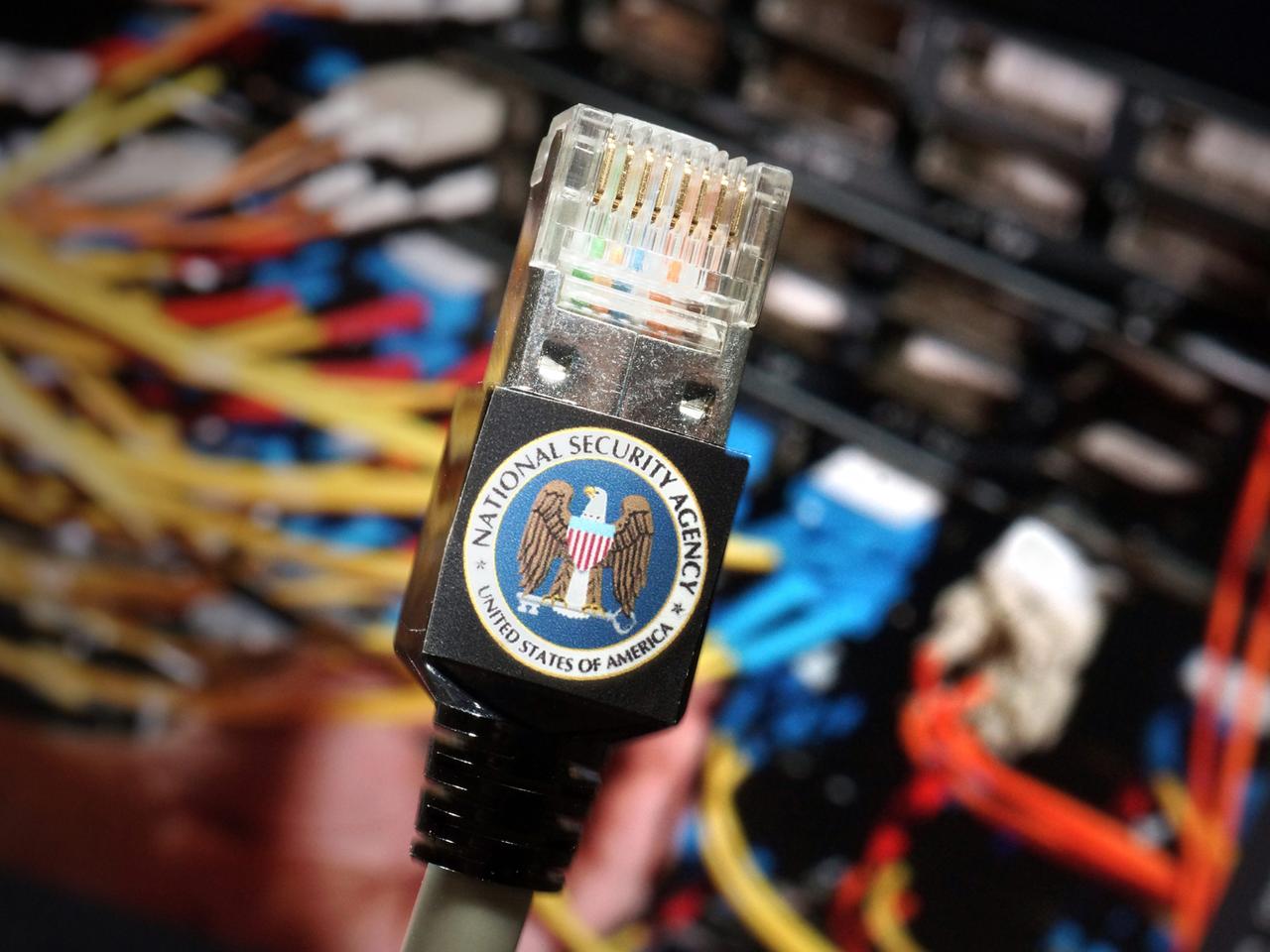 Symbolfoto Netzwerkkabel mit dem Logo der National Security Agency (NSA) Symbolfoto Netzwerkkabel mit dem Logo der National Security Agency (NSA)