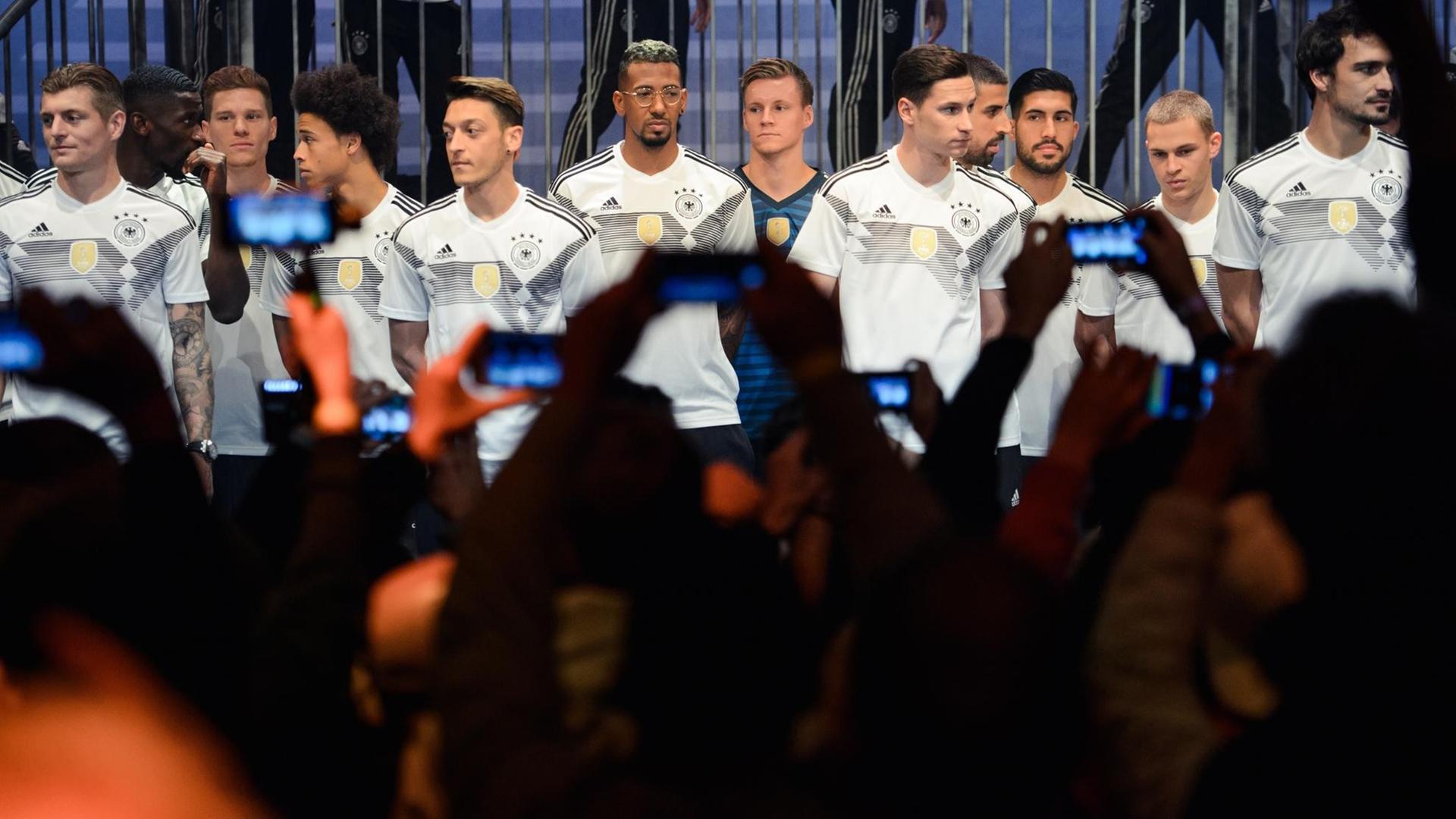Die Spieler der deutschen Herren-Fußballnationalmannschaft präsentieren in Berlin das neue WM-Trikot.
