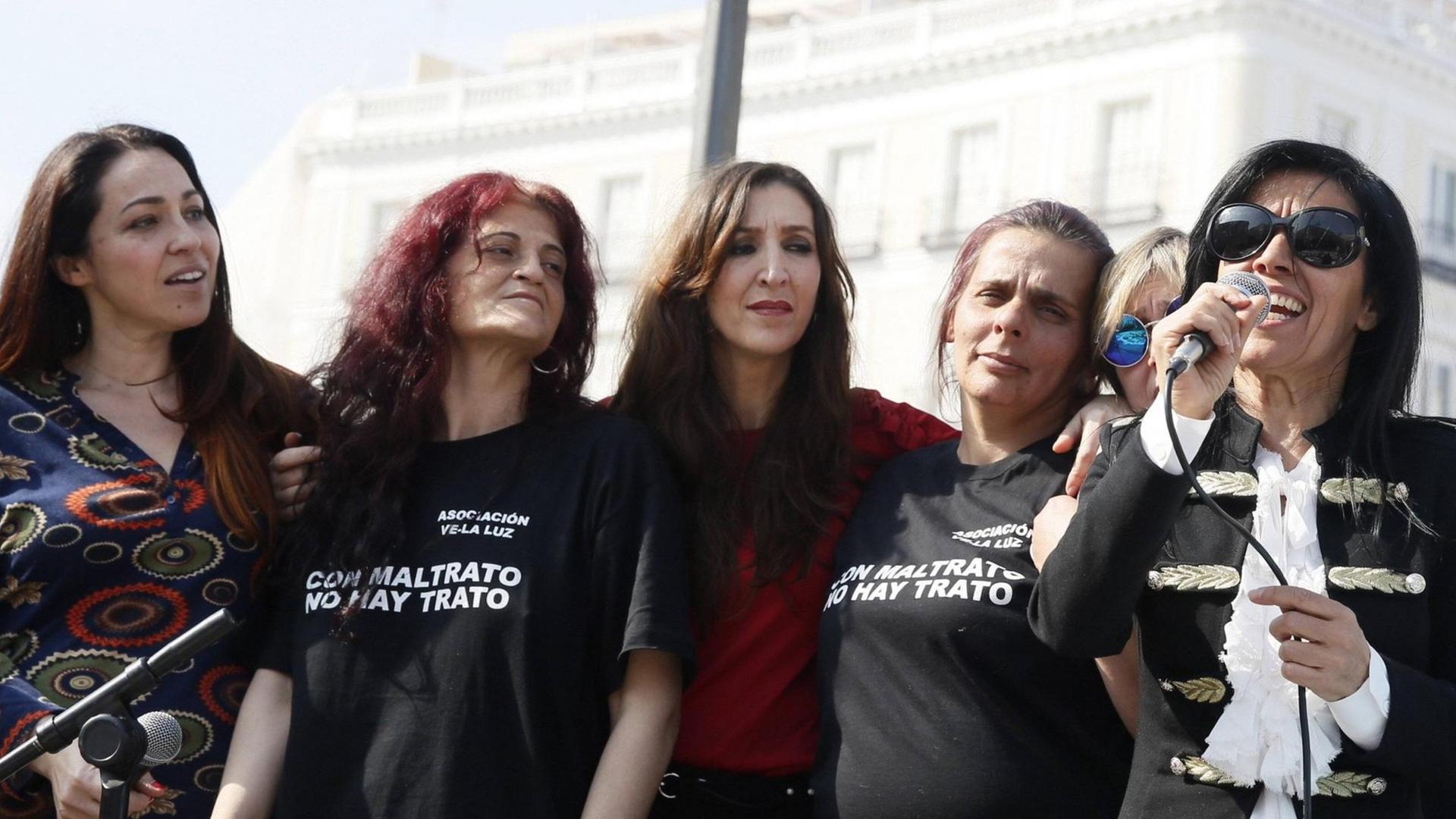 Frauen in Madrid protestieren mit Gesängen und einem Hungerstreik gegen Gewalt. Frauen in Madrid protestieren mit Gesängen und einem Hungerstreik gegen Gewalt.