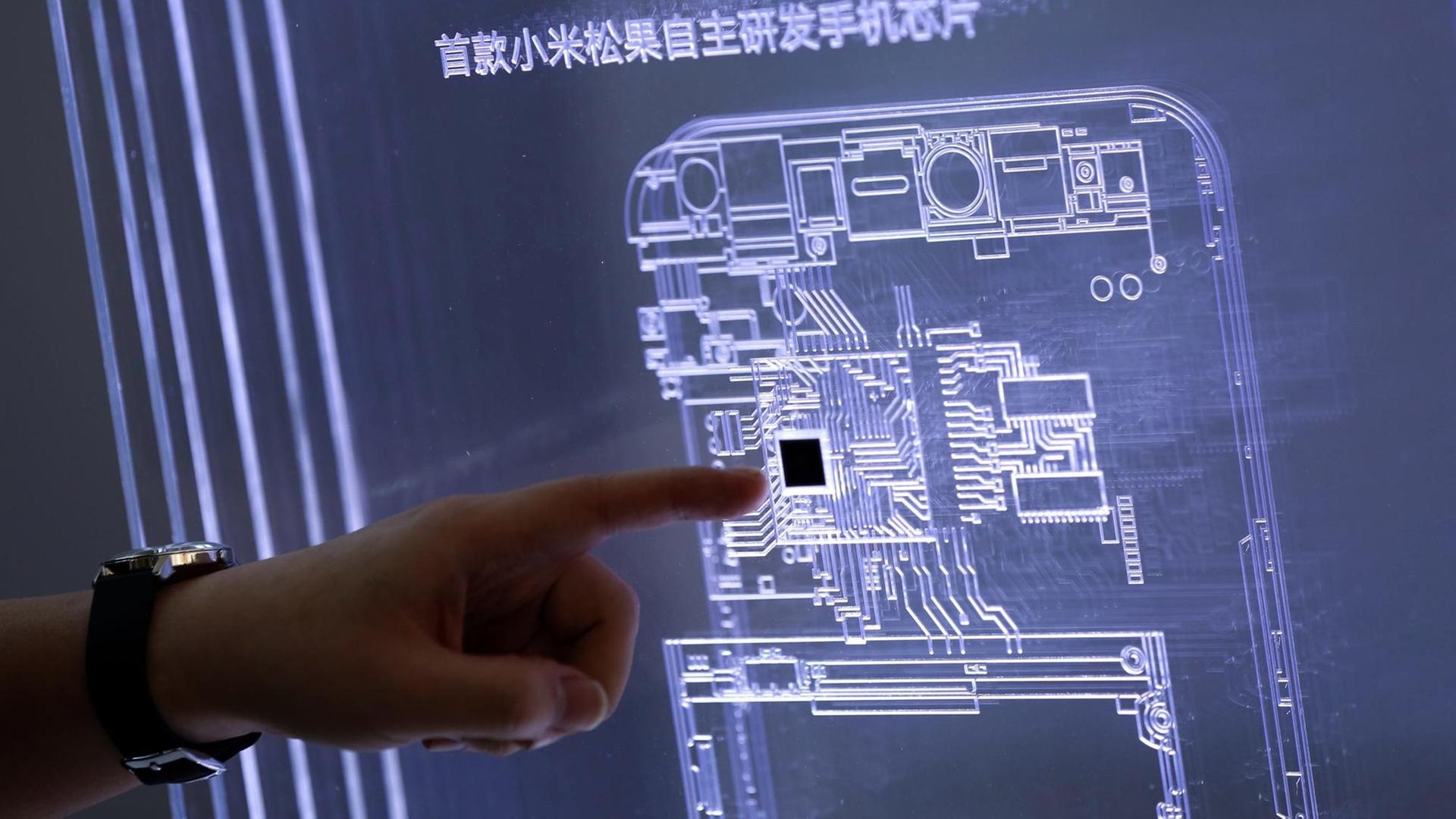 Der chinesische Elektronik-Hersteller Xiaomi Tech präsentiert im February 2017 in Peking seinen ersten Chip Surge S1 Der chinesische Elektronik-Hersteller Xiaomi Tech präsentiert im February 2017 in Peking seinen ersten Chip Surge S1
