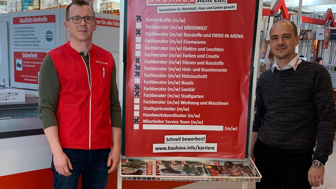 Azubiscout Matthias Mannes (links) mit seinem Bauhaus-Ausbildungsleiter Azubiscout Matthias Mannes (links) mit seinem Bauhaus-Ausbildungsleiter