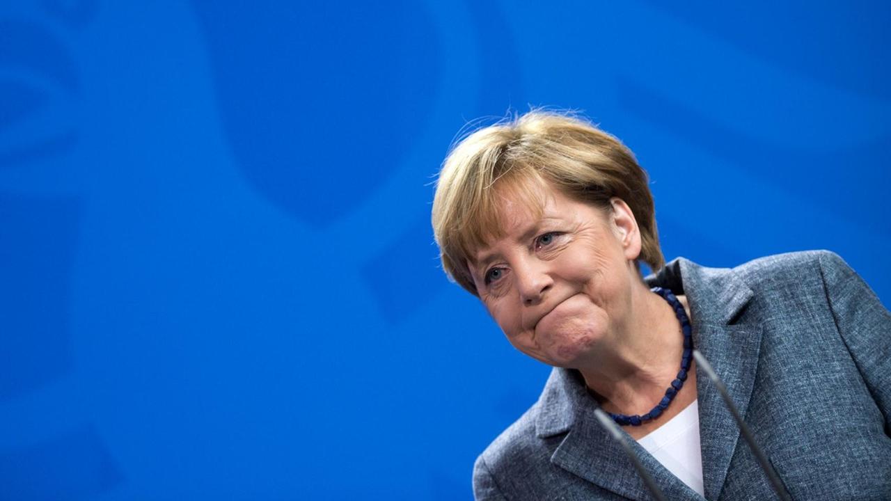 Bundeskanzlerin Angela Merkel (CDU) äußert sich am 15.09.2015 bei einer Pressekonferenz mit Österreichs Bundeskanzler Faymann im Bundeskanzleramt in Berlin über das weitere Vorgehen beider Länder in der Flüchtlingskrise. Bundeskanzlerin Angela Merkel (CDU) äußert sich am 15.09.2015 bei einer Pressekonferenz mit Österreichs Bundeskanzler Faymann im Bundeskanzleramt in Berlin über das weitere Vorgehen beider Länder in der Flüchtlingskrise.