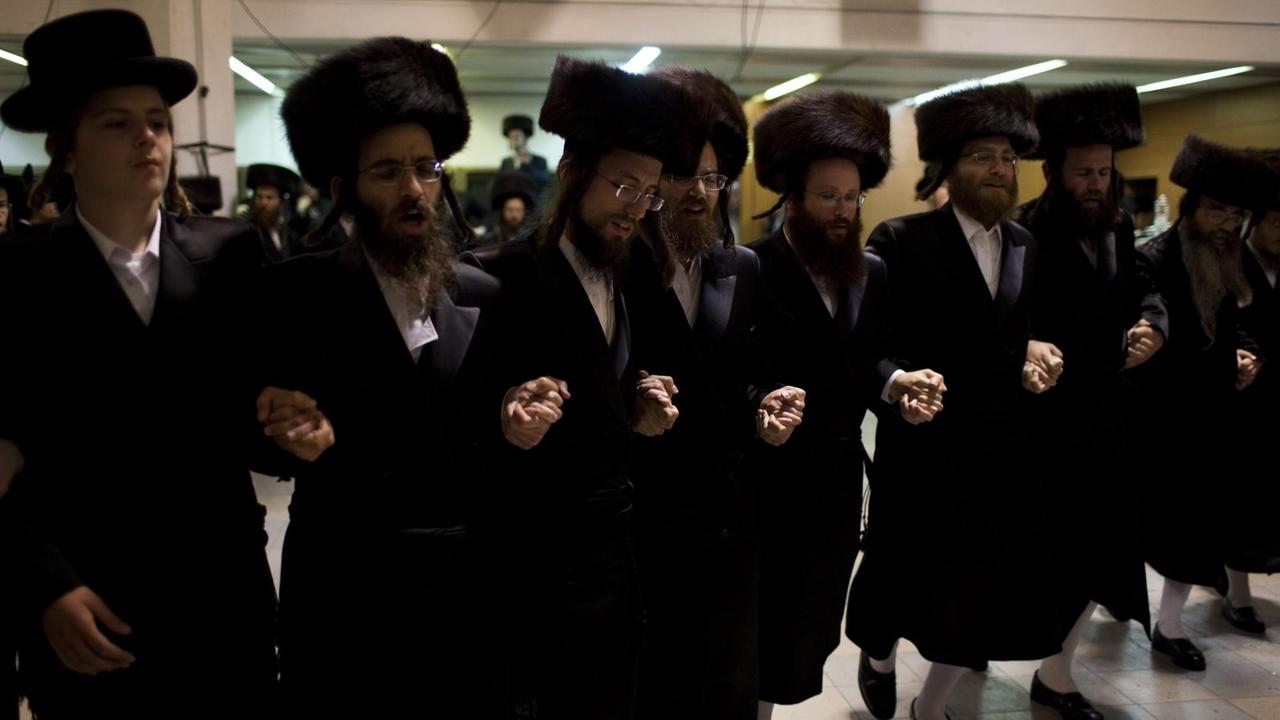 Ultra-Orthodoxe Chassiden tanzen bei einer Hochzeit in Bnei Brak, Israel im Juni 2012. (Bild: EPA / Abir Sultan)
