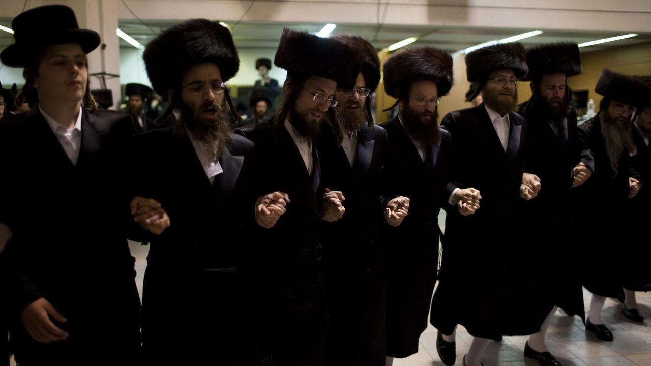 Ultra-Orthodoxe Chassiden tanzen bei einer Hochzeit in Bnei Brak, Israel im Juni 2012. (Bild: EPA / Abir Sultan) Ultra-Orthodoxe Chassiden tanzen bei einer Hochzeit in Bnei Brak, Israel im Juni 2012. (Bild: EPA / Abir Sultan)