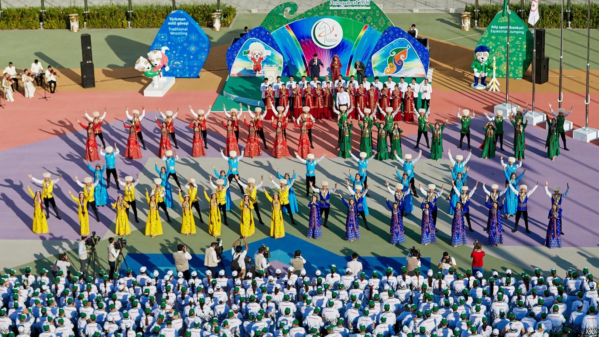 Das turkmenische Nationalteam beim Begrüßungszeremoniell der Asienspiele 2017 in Ashgabat.