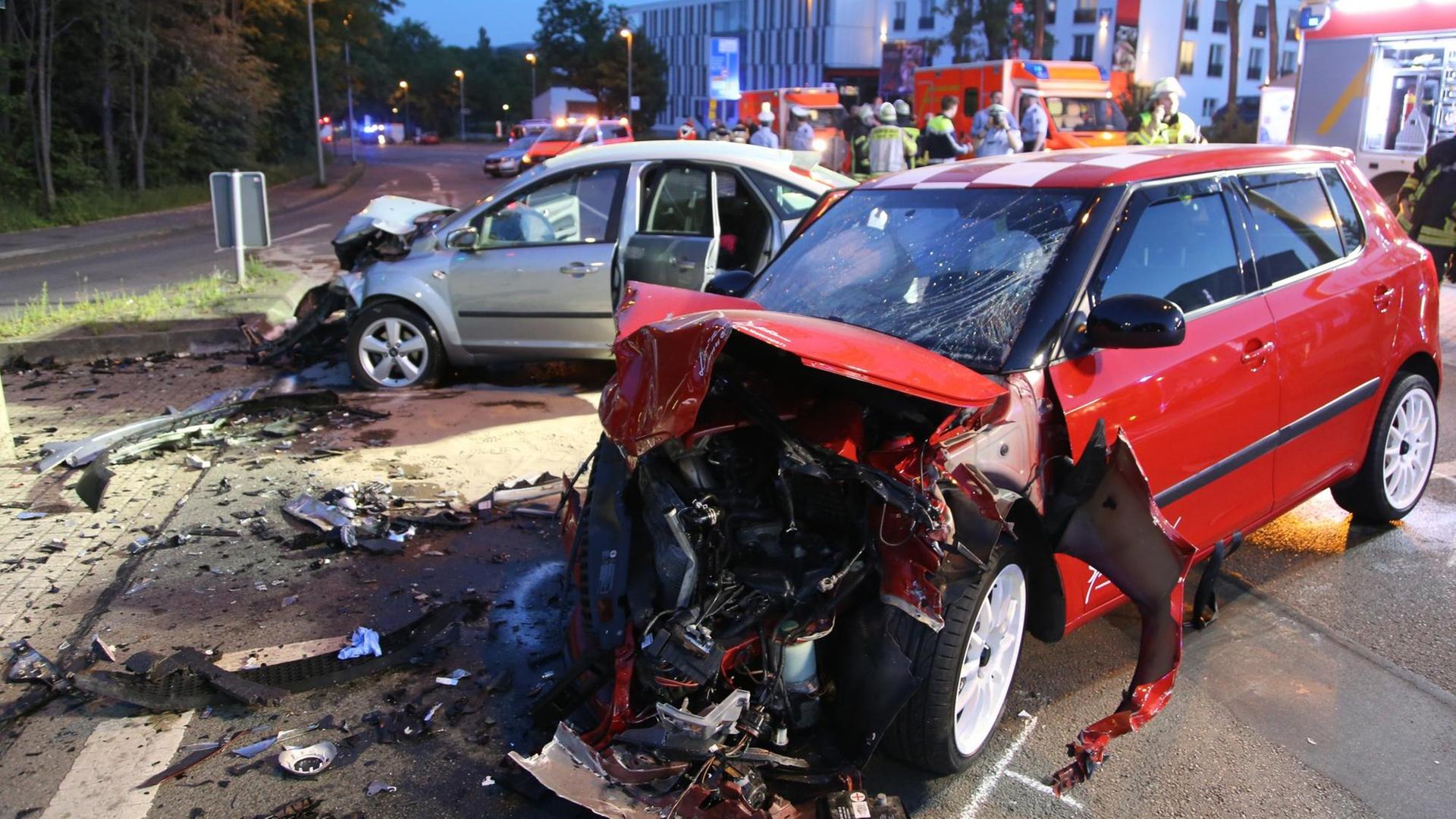 Zerstörte Fahrzeuge nach einem illegalen Autorennen in Hagen