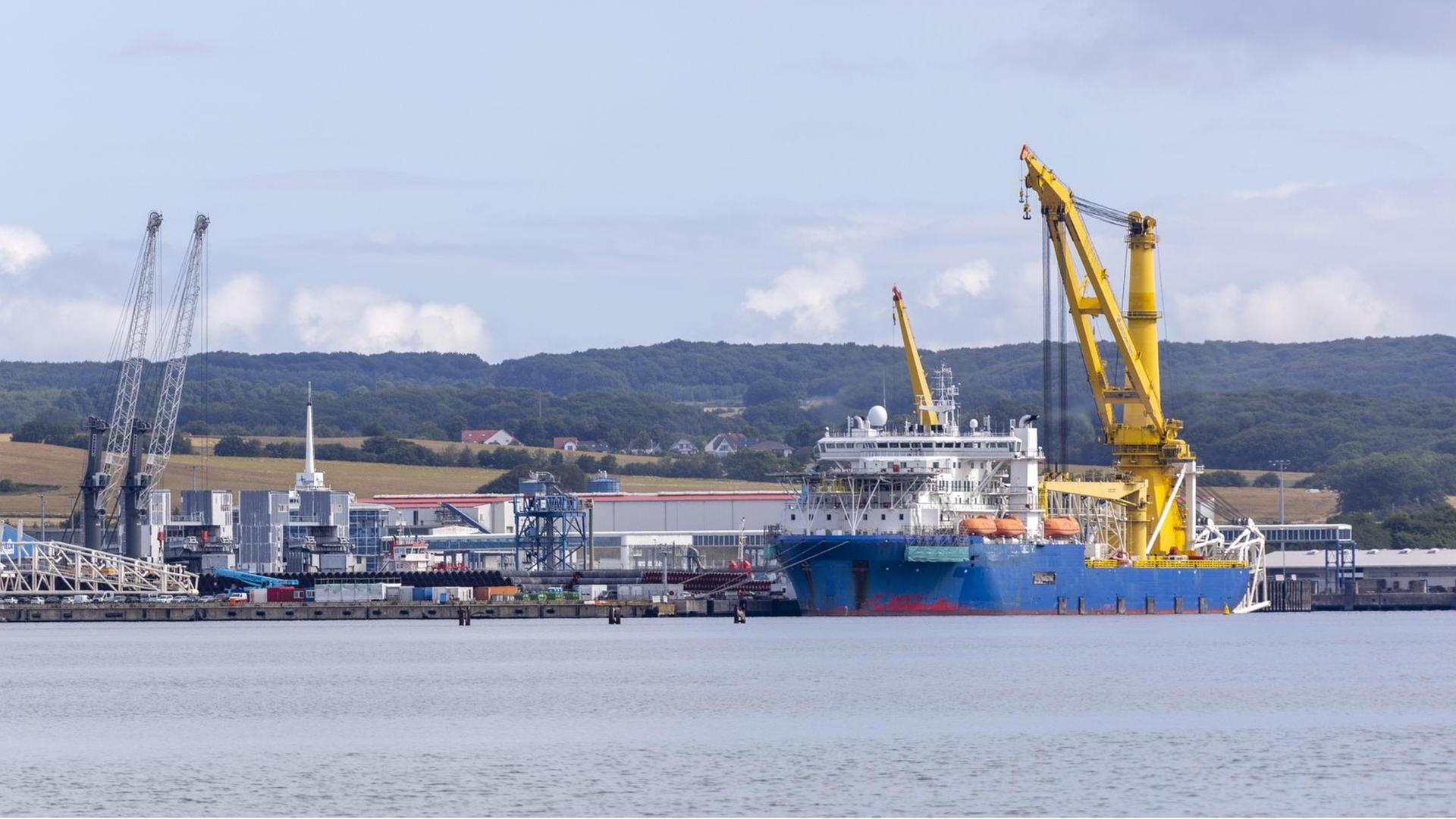 Ein russisches Schiff, das Rohre im Meer verlegt. Ein russisches Schiff, das Rohre im Meer verlegt.