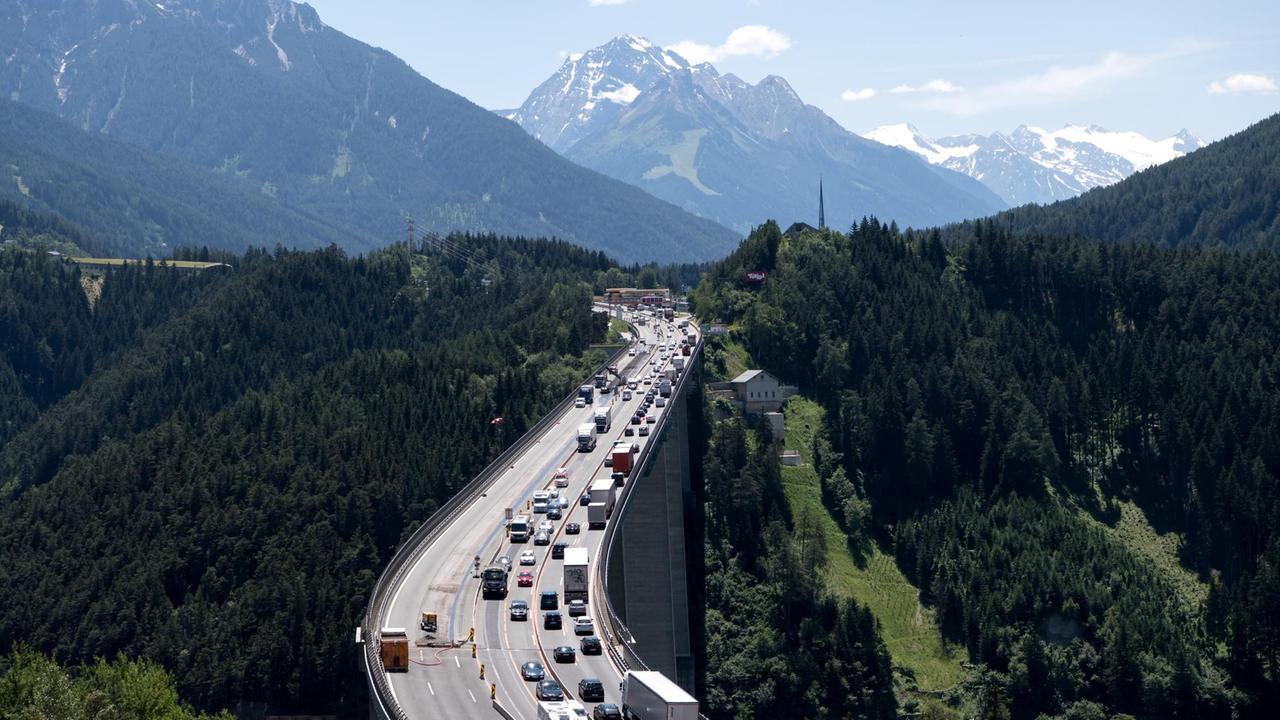 Autos und LKW fahren zwischen Patsch und Schönberg am Brenner über die Europabrücke. Autos und LKW fahren zwischen Patsch und Schönberg am Brenner über die Europabrücke.