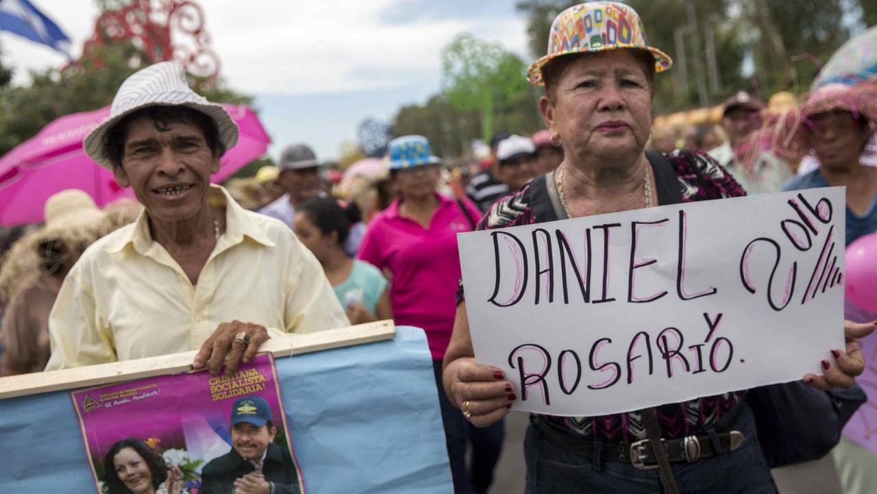 Demonstranten der Befürworter von Präsident Daniel Ortega und seiner Frau, Rosario Murillo, am 12. Oktober in Managua, Nicaragua.
Demonstranten der Befürworter von Präsident Daniel Ortega und seiner Frau, Rosario Murillo, am 12. Oktober in Managua, Nicaragua.