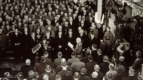 21.3.1933: Reichspräsident Paul von Hindenburg bei seiner Rede vor dem neu konstituierten Reichstag in der Potsdamer Garnisonkirche.