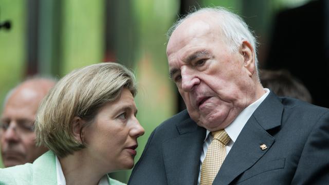 Maike Kohl-Richter und Helmut Kohl sitzen nebeneinander, sie sagt etwas zu ihm.
