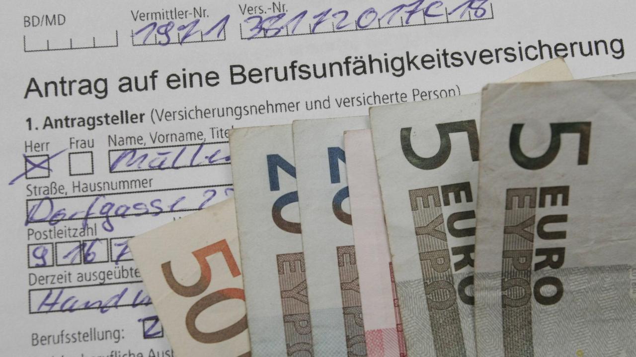 Ein Antrag auf eine Berufsunfähigkeitsversicherung und einige Euroscheine. Ein Antrag auf eine Berufsunfähigkeitsversicherung und einige Euroscheine.
