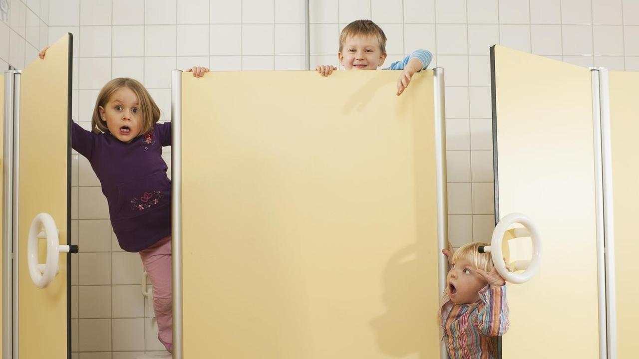 Spielende Kinder im Badezimmer einer Kita. Spielende Kinder im Badezimmer einer Kita.
