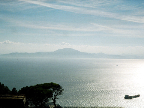 Die Straße von Gibraltar mit dem Blick auf Marokko Die Straße von Gibraltar mit dem Blick auf Marokko