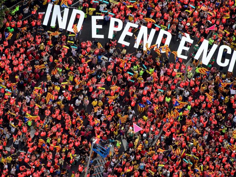 Hundertausende Menschen demonstrieren in Barcelona für Kataloniens Unabhängogkeit.