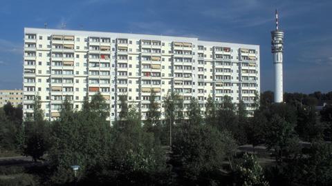 Ein Plattenbau im Schweriner Stadtviertel Dreesch, rechts davon ist auf der Aufnahme von 2004 in der Nähe der Fernsehturmzu sehen.