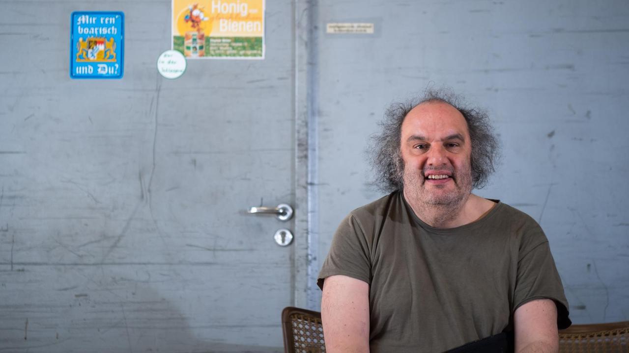 Matthias Lilienthal, Intendant der Münchner Kammerspiele, sitzt hinter der Bühne seines Hauses auf einem Requisiten-Sofa. Matthias Lilienthal, Intendant der Münchner Kammerspiele, sitzt hinter der Bühne seines Hauses auf einem Requisiten-Sofa.