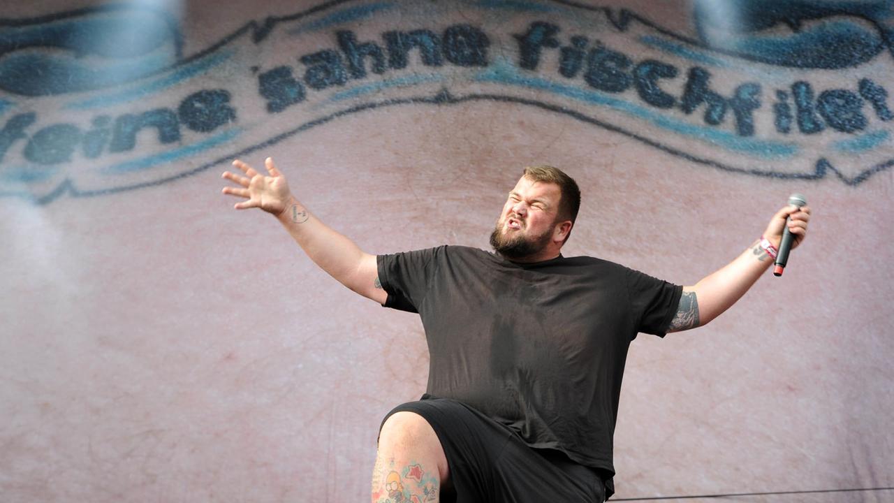 Sänger Jan "Monchi" Gorkow von der Rostocker Punkband Feine Sahne Fischfilet beim Hurricane Festival 2018 in Scheessel Sänger Jan "Monchi" Gorkow von der Rostocker Punkband Feine Sahne Fischfilet beim Hurricane Festival 2018 in Scheessel