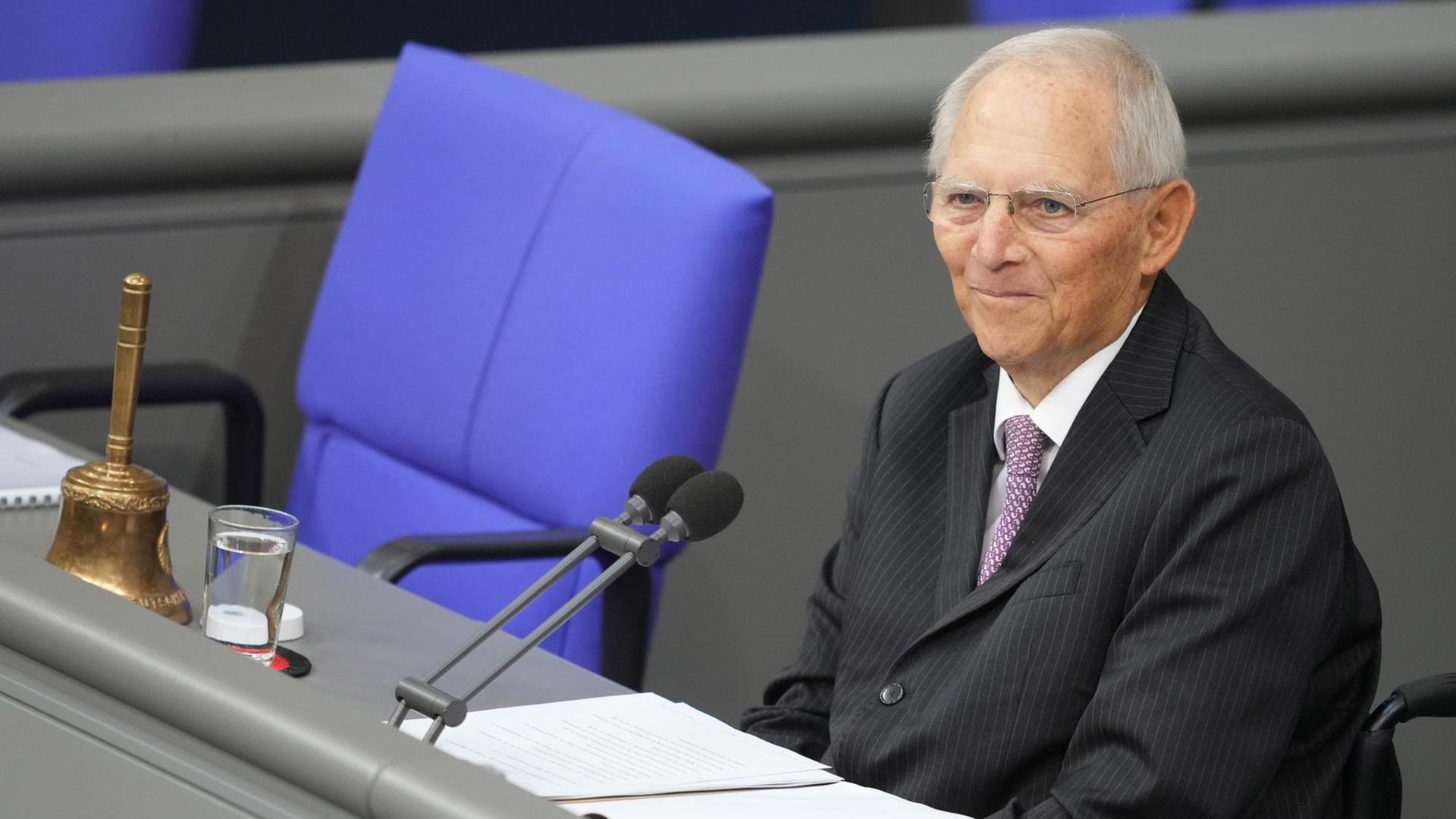 Alterspräsident Wolfgang Schäuble (CDU) spricht bei der konstituierenden Sitzung des neuen Bundestags. Alterspräsident Wolfgang Schäuble (CDU) spricht bei der konstituierenden Sitzung des neuen Bundestags.