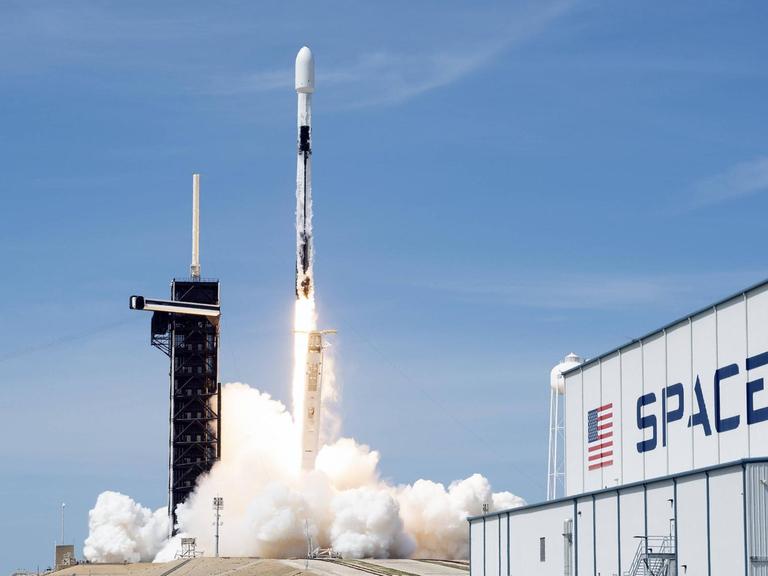 Der Start einer Rakete, die Elon Musks Starlink-Satelliten ins All befördert.