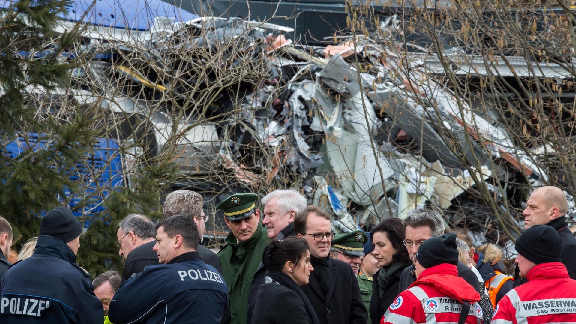 Der bayerische Ministerpräsident Horst Seehofer (M) und der SPD-Fraktionsvorsitzende im bayerischen Landtag, Markus Rinderspacher (Mitte rechts), stehen am 10.02.2016 in Bad Aibling (Bayern) an der Unglücksstelle des Zugunglücks Der bayerische Ministerpräsident Horst Seehofer (M) und der SPD-Fraktionsvorsitzende im bayerischen Landtag, Markus Rinderspacher (Mitte rechts), stehen am 10.02.2016 in Bad Aibling (Bayern) an der Unglücksstelle des Zugunglücks