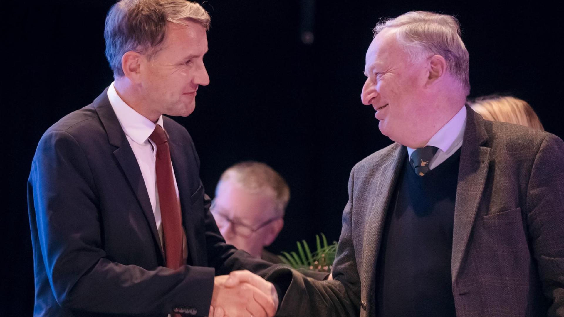 13.10.2018, Thüringen, Arnstadt: Alexander Gauland (r), AfD Bundessprecher, gratuliert AfD-Landessprecher Björn Höcke beim Landesparteitag der AfD Thüringen nach dessen erfolgreichen Wahl zum Spitzenkandidaten für die Thüringer Landtagswahl 2019. Der Wahlgang dauerte ungewöhnlich lange. Foto: Arifoto Ug/Michael Reichel/dpa | Verwendung weltweit 13.10.2018, Thüringen, Arnstadt: Alexander Gauland (r), AfD Bundessprecher, gratuliert AfD-Landessprecher Björn Höcke beim Landesparteitag der AfD Thüringen nach dessen erfolgreichen Wahl zum Spitzenkandidaten für die Thüringer Landtagswahl 2019. Der Wahlgang dauerte ungewöhnlich lange. Foto: Arifoto Ug/Michael Reichel/dpa | Verwendung weltweit