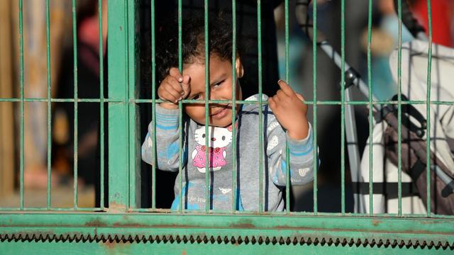 Syrische Migranten warten in der spanischen Exklave Melilla auf ihre Ausreise ins spanische Malaga.