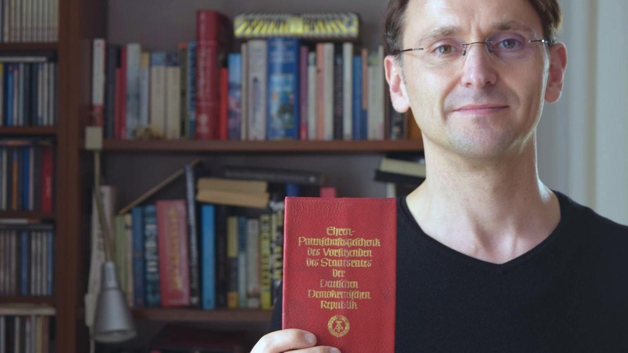 Er ist der Sechste - von insgesamt neun Kindern einer Familie. Dirk Strobels Ehrenpate war Walter Ulbricht. Er ist der Sechste - von insgesamt neun Kindern einer Familie. Dirk Strobels Ehrenpate war Walter Ulbricht.