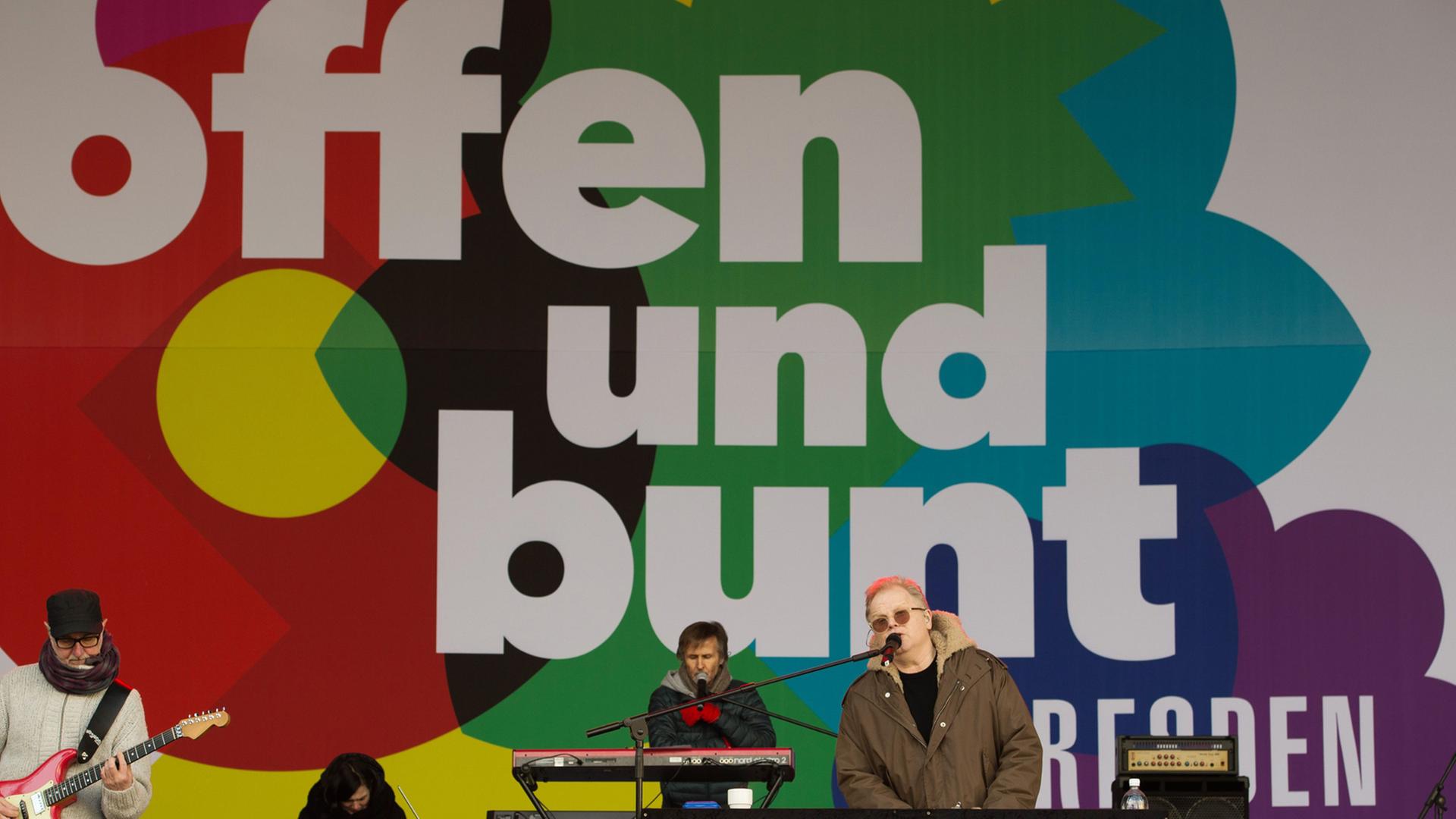Der deutsche Musiker Herbert Grönemeyer steht am 26.01.2015 auf dem Neumarkt in Dresden (Sachsen) während eines Soundchecks auf der Bühne. Der deutsche Musiker Herbert Grönemeyer steht am 26.01.2015 auf dem Neumarkt in Dresden (Sachsen) während eines Soundchecks auf der Bühne.