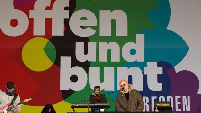 Der deutsche Musiker Herbert Grönemeyer steht am 26.01.2015 auf dem Neumarkt in Dresden (Sachsen) während eines Soundchecks auf der Bühne.