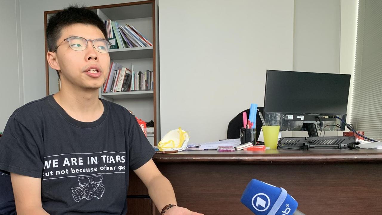 Der junge Demokratie-Aktivist Jushua Wong war schon 2014 bei den Regenschirm-Protesten dabei. Er trägt ein T-Shirt mit der Aufschrift: Wir weinen, aber nicht wegen Tränengas.