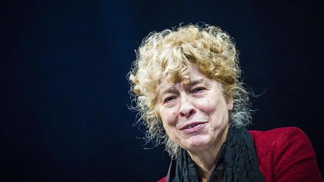 Die Politikwissenschaftlerin Gesine Schwan während einer Gesprächsrunde in den Kammerspielen des Theater Lübeck.