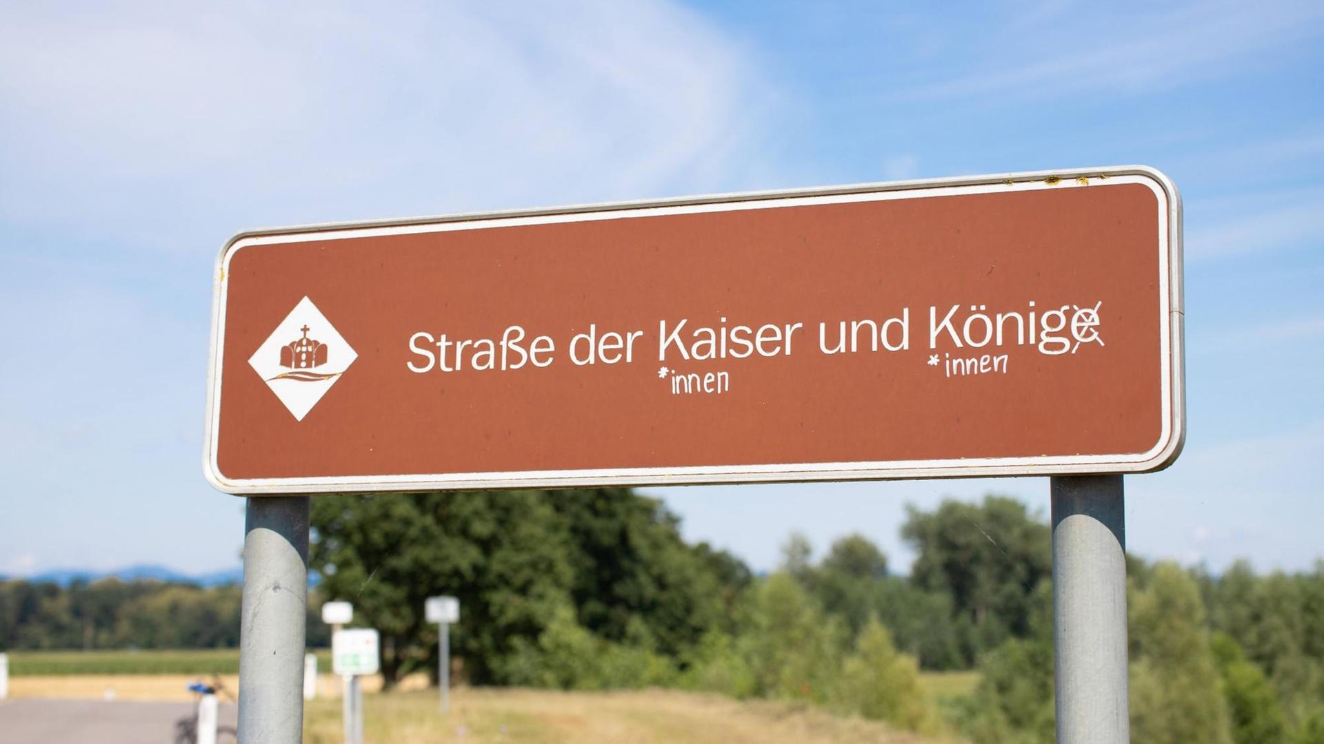 Gleichberechtigung: Genderhinweis auf Verkehrstafel Auf einem Verkehrsschild mit der Aufschrift ,,Straße der Kaiser und Könige wurde mit einem weißen Stift auf die fehlende Berücksichtigung des weiblichen Geschlechts in der Sprache hingewiesen. Unter dem Wort Kaiser und König wurde jeweils die Wortsilbe ,,*innen hinzugefügt. Mitterkirchen, Oberösterreich, Österreich. Juli 2020. Gleichberechtigung: Genderhinweis auf Verkehrstafel Auf einem Verkehrsschild mit der Aufschrift ,,Straße der Kaiser und Könige wurde mit einem weißen Stift auf die fehlende Berücksichtigung des weiblichen Geschlechts in der Sprache hingewiesen. Unter dem Wort Kaiser und König wurde jeweils die Wortsilbe ,,*innen hinzugefügt. Mitterkirchen, Oberösterreich, Österreich. Juli 2020.