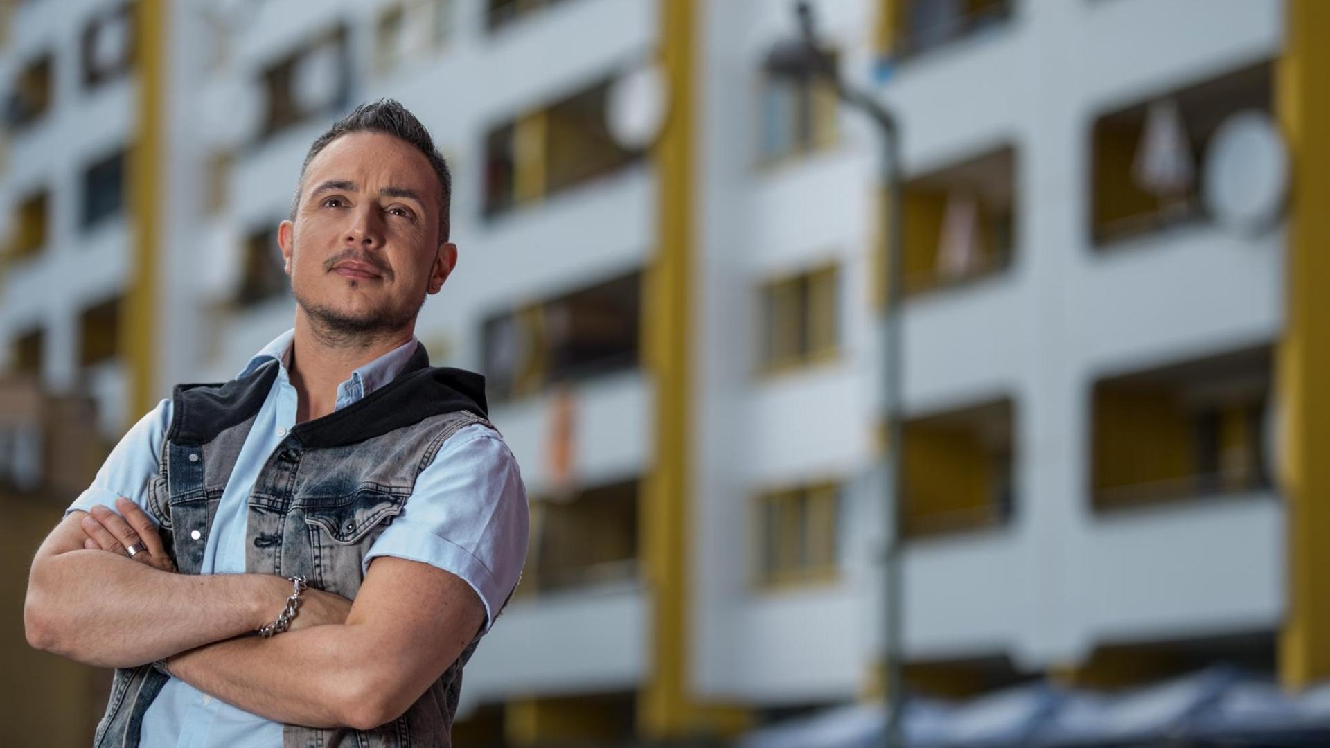 Der Schriftsteller Jayrôme C. Robinet, der das Buch "Mein Weg von einer weißen Frau zu einem jungen Mann mit Migrationshintergrund" geschrieben hat. Der Schriftsteller Jayrôme C. Robinet, der das Buch "Mein Weg von einer weißen Frau zu einem jungen Mann mit Migrationshintergrund" geschrieben hat.