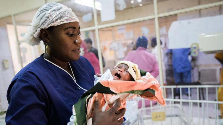 Ein Baby in der Neugeborenenabteilung in dem gynaekologischen Krankenhaus in Niamey (Niger) am 24.11.2017. Im Schnitt gebaehrt jede nigrische Frau mehr als sieben Kinder.