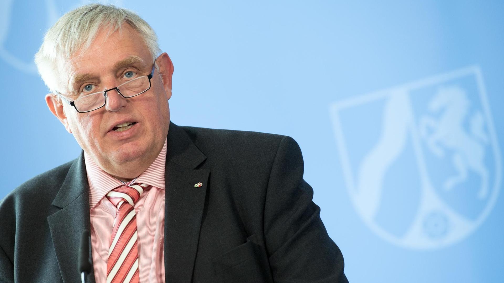 Karl-Josef Laumann (CDU), Gesundheitsminister von Nordrhein-Westfalen, spricht während einer Pressekonferenz Karl-Josef Laumann (CDU), Gesundheitsminister von Nordrhein-Westfalen, spricht während einer Pressekonferenz