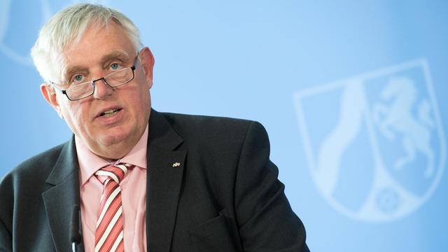 Karl-Josef Laumann (CDU), Gesundheitsminister von Nordrhein-Westfalen, spricht während einer Pressekonferenz