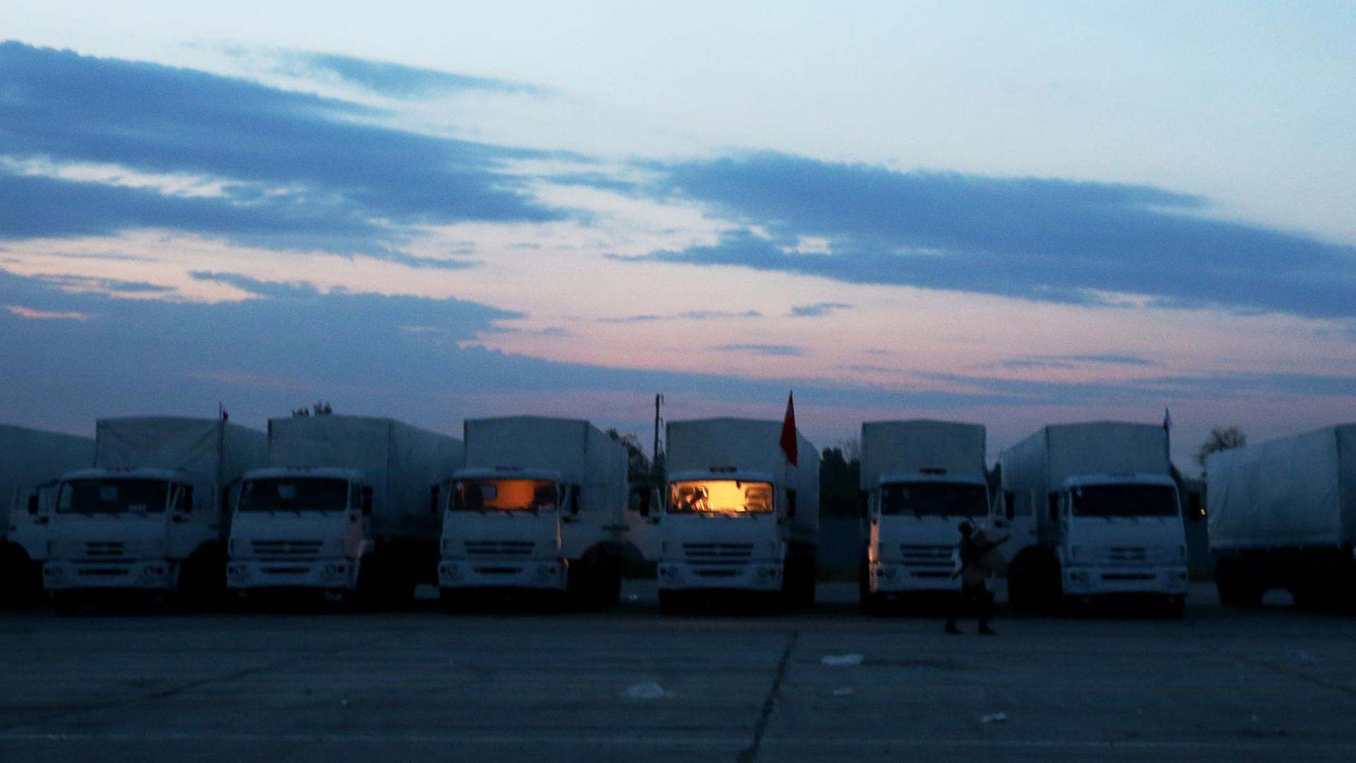 Mehrere Trucks des Konvois mit Hilfslieferungen für die Bevölkerung in der Ukraine stehen in der Nähe der Stadt Alabino nebeneinander.
